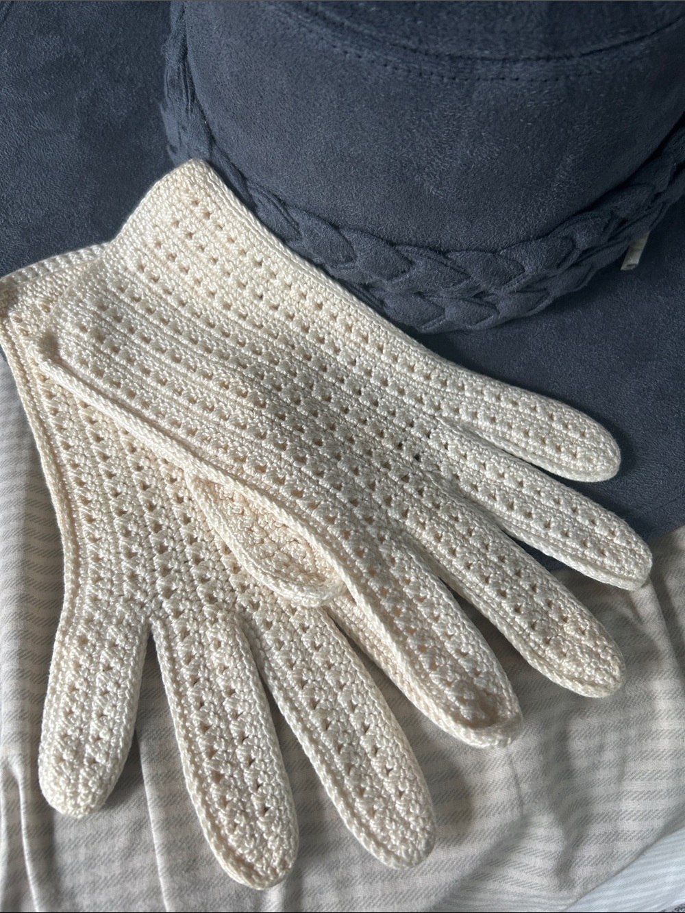 Classic Crochet Knit Women’s Gloves in Cream